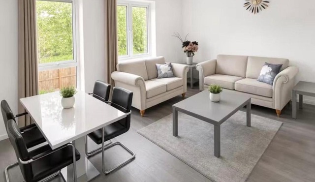 Convenient Modern Lrg 2 Bedroom w WiFi and Parking