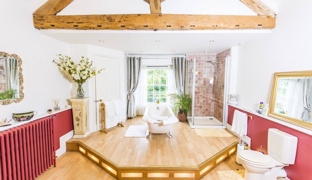 Cornerstones - 16th Century House overlooking River in Llangollen