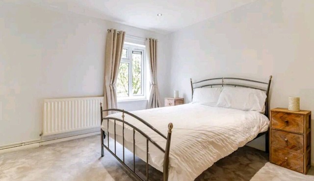 Cosy and spacious home from home, 4 minute walk to city centre plenty parking