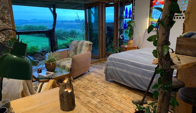 Cosy rustic cabin with hot tub and country views