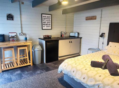 Cosy, Self-Contained Garden Room in City Centre!