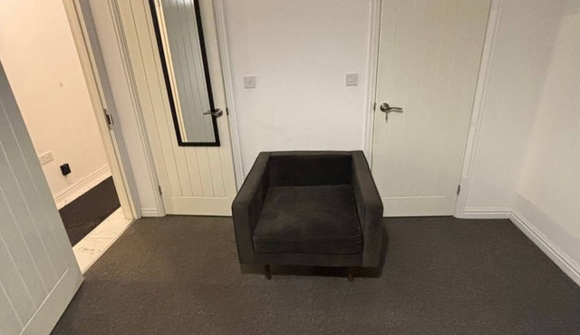 Cozy Self Contained Studio: 5 min to the train station, 20-minute walk City MK,