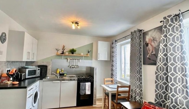 Crescent Apartment - Modern 1 Bedroom First Floor in Goodmayes