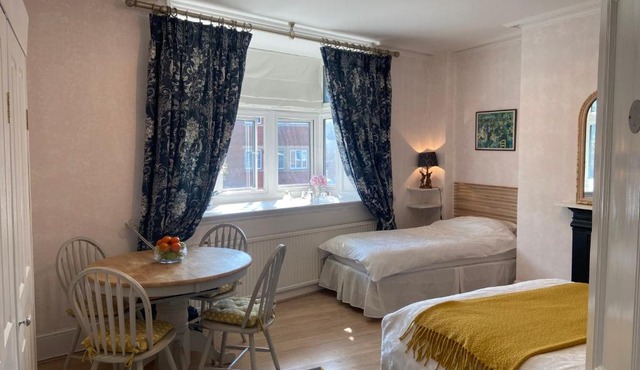 Deluxe Three Bed BnB in Henley-on-Thames near Station River & Town Centre
