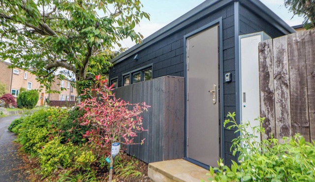 DORE CABIN, romantic, with a garden in Sheffield