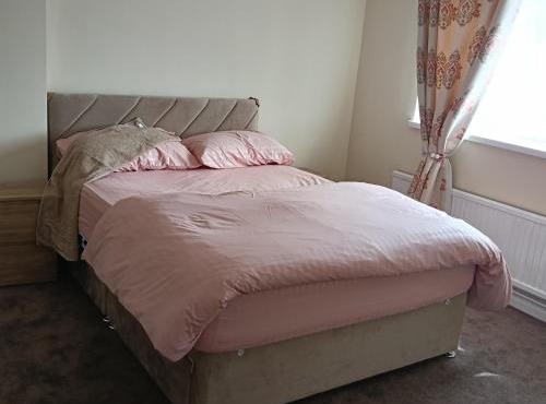 Double bedroom with shared facilities