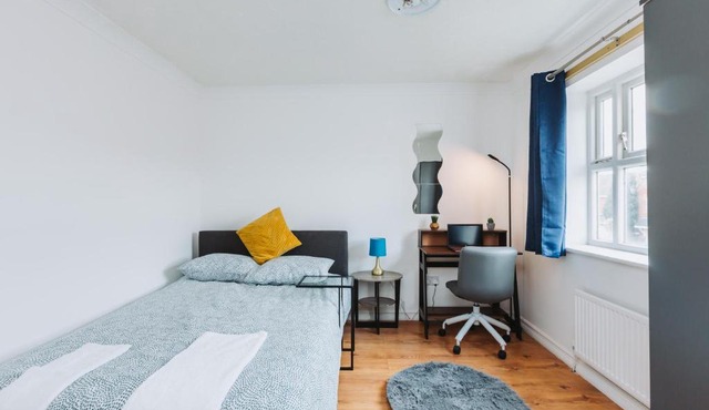 Double Room with Private Bathroom, parking & wifi