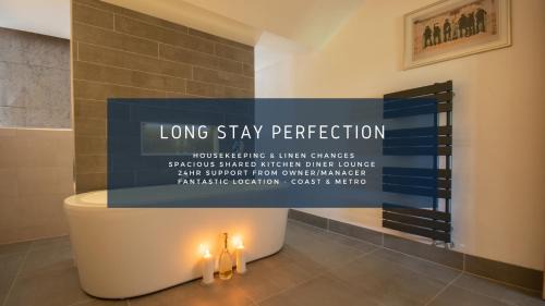 Dwellcome Home Ltd - Ample Free Parking, Ideal for long term contractor - read guest feedback on here, etc stays, 15 min to Nissan, 20 min to Sunderland Newcastle - Spacious 5 Double Bedroom 6 Beds Townhouse 2 Bathrooms - see our site for assurance