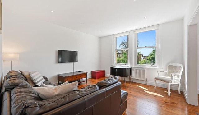 Ealing Broadway - Lovely 2-bedroom flat with offstreet parking