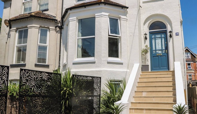EAST CLIFF GARDENS, pet friendly, with a garden in Folkestone