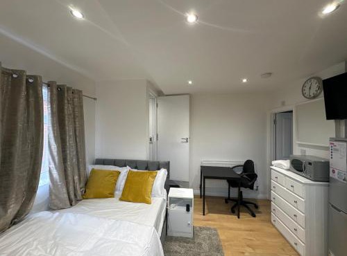 Ensuite Luxury 1st Studio Flat With full Private Toilet And Shower With its Own Kitchenette A Fully Equipped Independent Studio Flat