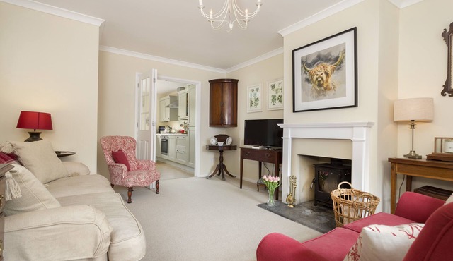 Fairfields, Moreton-in-Marsh, sleeps 6 guests in 3 bedrooms