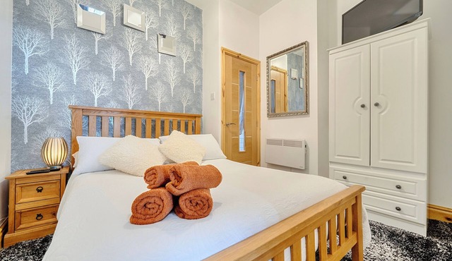 First Floor 2-bed Apartment with Sea View