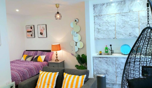 Great Studio Apartments - Netflix, Wifi, Digital TV