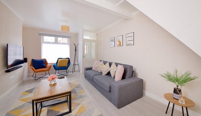 GuestReady - Modern 2BR Home by Anfield Stadium