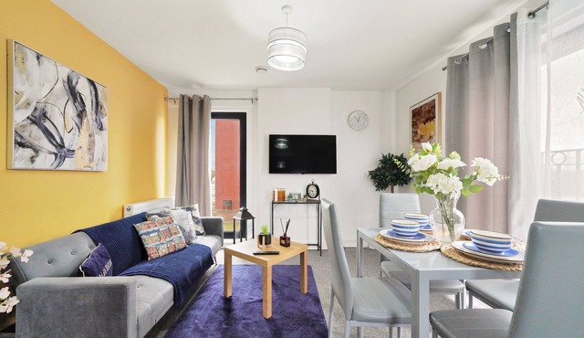 Heathrow Gateway Apartments with Private Parking 6