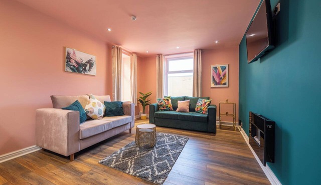 HIGHCLIFFE EMERALD SUITE - BEACHFRONT - SLEEPS 6