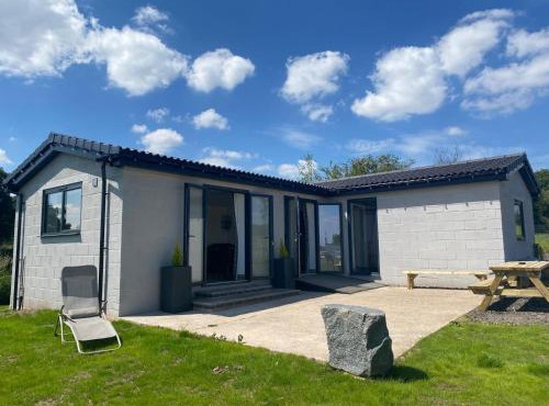HORSESHOE LUXURY ACCESSIBLE LODGE Sleeps 5 with Hot Tub Hire Available at Fairview Farm in Ravenshead Nottingham near Sherwood Forest ,Dog Friendly Farm Stay,Couples Retreat,Family Groups