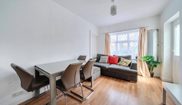 Hounslow Hideaway Cottage