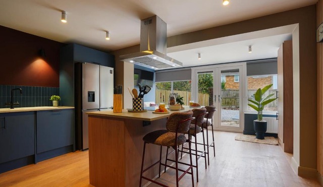 Ideal for Contractors 6 Bedroom House, Near Chester & Cheshire Oaks, Free Parking & Free Wi-Fi Included