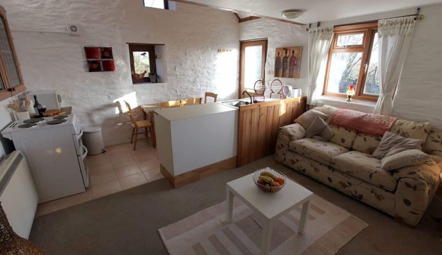Inviting 2-bed Cottage in Newcastle Emlyn
