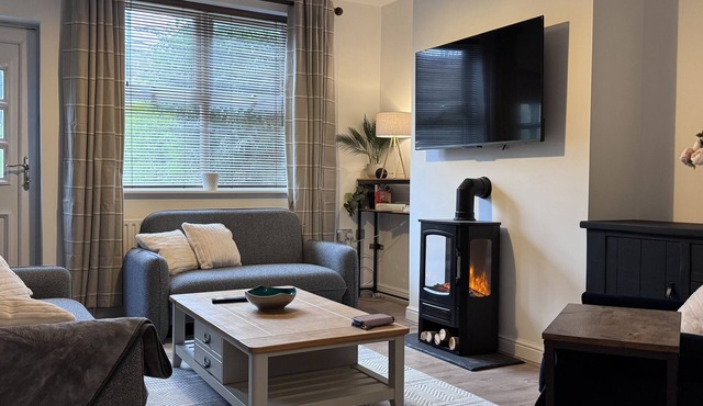 IRONSTONE COTTAGE, family friendly, with a garden in Eston