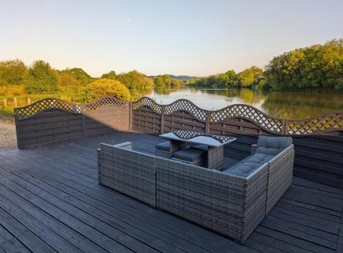 Lakefront Lodge with Hot Tub - Aylesbury Lodge