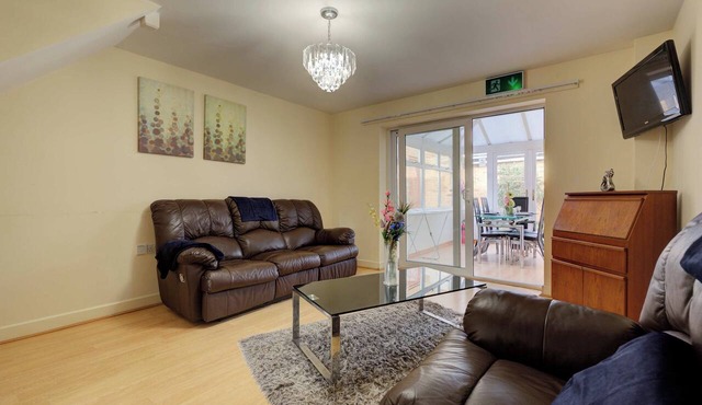Large Hampton Hargate House w Parking & Garden in Peterborough
