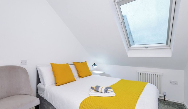 Large Modern 5-Bed House