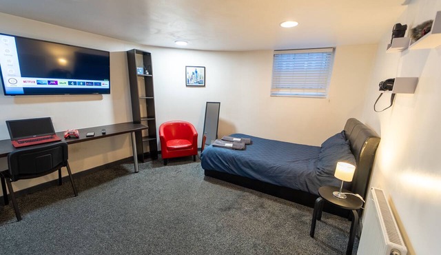 Large studio close to UOB