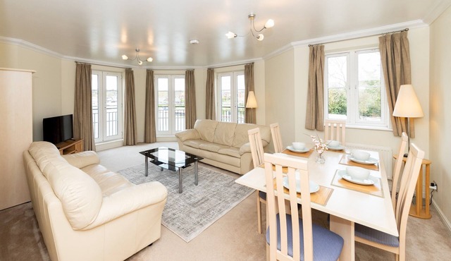 Large & Tranquil Riverside Flat with Thames Views - Pass the Keys