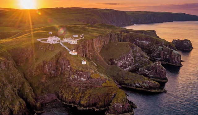 LIGHTKEEPERS COTTAGE, country holiday cottage in St Abbs