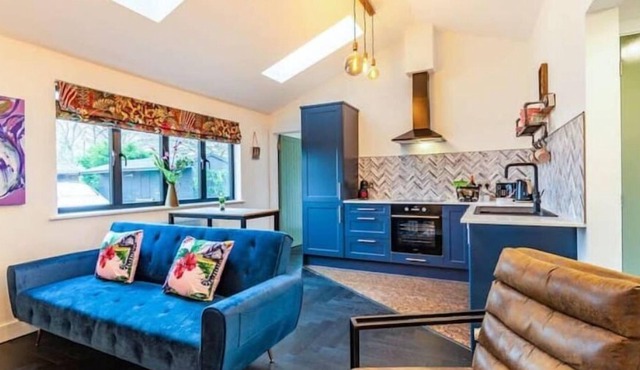 Lottie's Luxurious Lodge, Dogs Welcome, Parking
