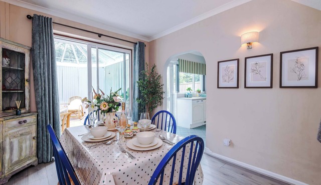 Lovely 2 Bed Home with Free Parking and Garden
