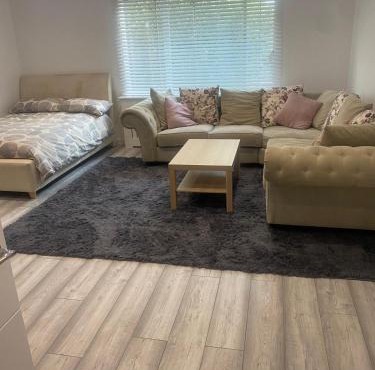 Lovely Modern studio flat with jacuzzi bath free parking