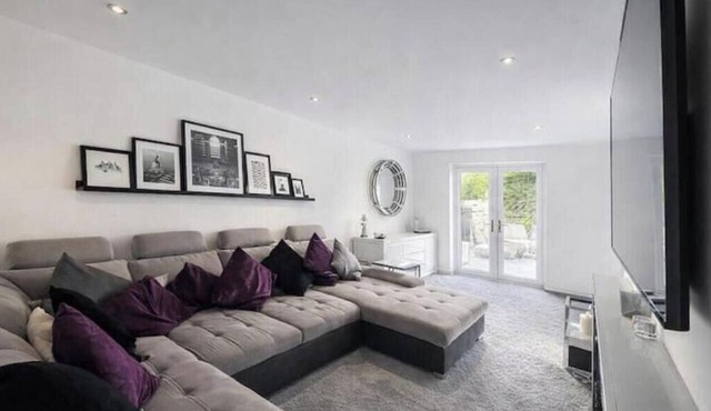 Luxury 5-Bed Countryside Retreat with Stunning Views