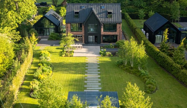 Luxury Cheshire Mansion -Private grounds -Sleeps 10