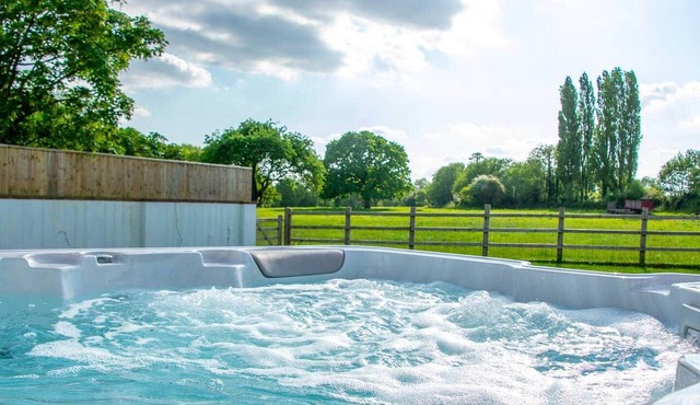 Luxury Devon Barn with Hot Tub & Meadow Views in Crediton