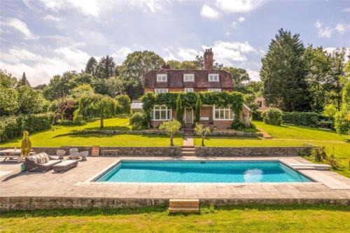 Luxury Holiday Home with Heated Pool, Lake and Gym