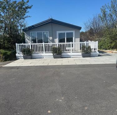 Luxury lodge within walking distance of Benllech