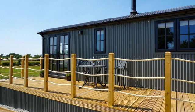 Luxury Shepherds Hut with hot tub, firepit and gas barbeque