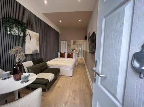 Luxury Solihull Studio Apartment - 5 mins to NEC, Airport, JLR, Resorts World