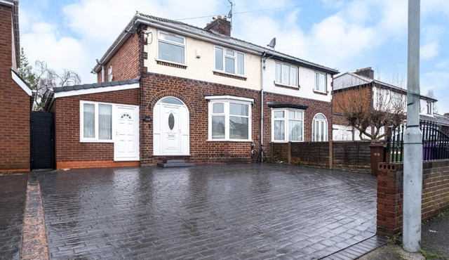LWB Van Parking WV14 4 Beds 3 BDR Equipped House -Sleeps 6 Willenhall Bilston Junction 10 M6 A454 Keyway Junction A463- Walsall-Bloxwich- I54 Business Park BY Samina - ARZ Stays - Regular Work & Long Stays Available