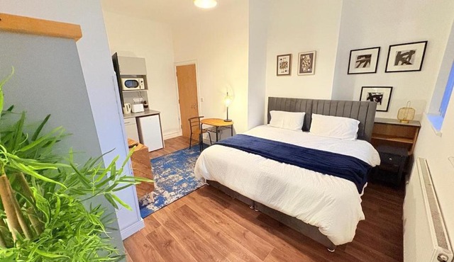 Metro Studios-Stylish Studios,Parking,Wifi,Special long stay deals, Contractors,NHS staff,Relocators,Leisure travellers, nr Sandwell hospital