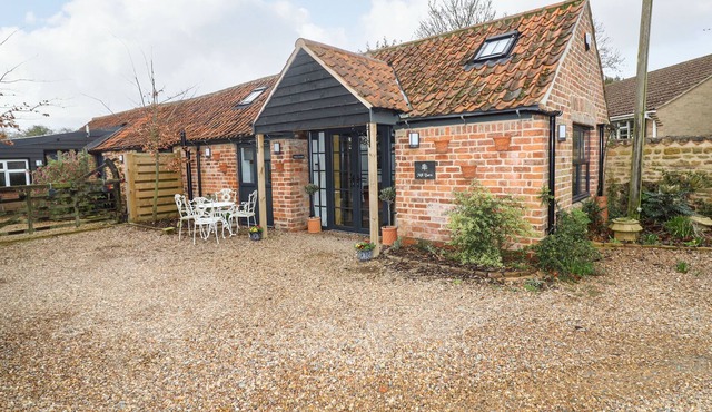 MILL BARN, character holiday cottage, with a garden in Barrowby