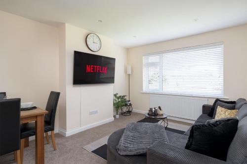Modern 2 Bed Bungalow - Contractors - Corporate & Relocation - Sleeps 4 - Parking & Fast WiFi