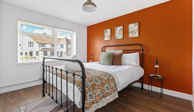 Modern 2-Bed House in Reading