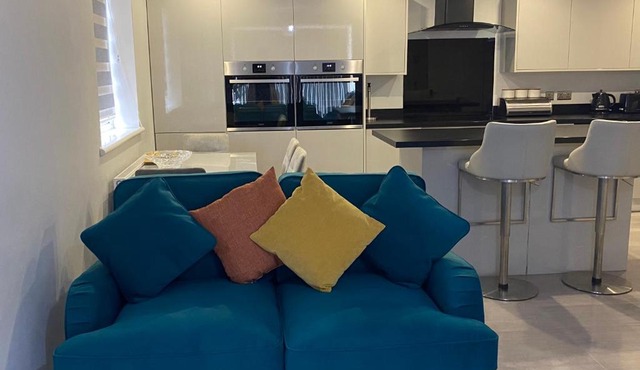 Modern 2 bedroom flat with Sky TV & free parking in Dagenham