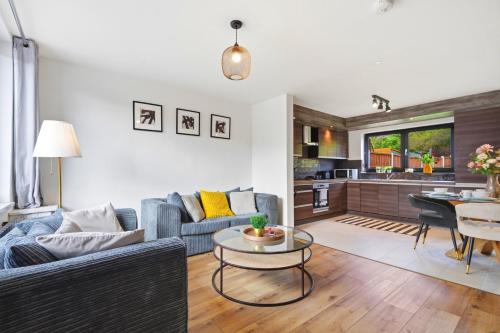 Modern 3-Bed House with Parking