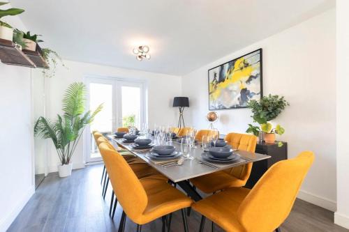 Modern 4 Bed 3 Bath Home Close to the Town Centre